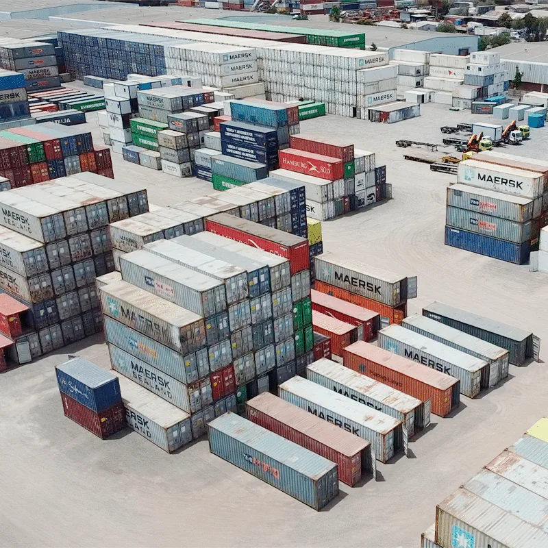 Patio del depósito de Contenedores Patagonia en San Bernardo, con containers marítimos apilados
